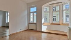 helle 2-Raum-Wohnung mit Parkett, Holzdielung, Stuckdecken, Balkon und Einbauküche in der Innenstadt