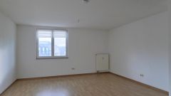 moderne 2-Zimmer-Wohnung mit Laminatböden im Dachgeschoss, Hausmeisterdienste inklusive